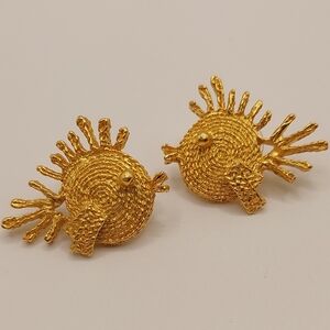 Trifari vintage 80’s matte Gold Toned modernist Fish stud pierced Earrings EVC